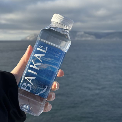 Creative water bottle design reflecting the freshness of coastal environments